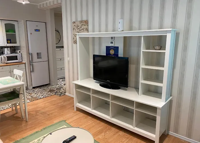 Igi White Flat With Free Private Parking