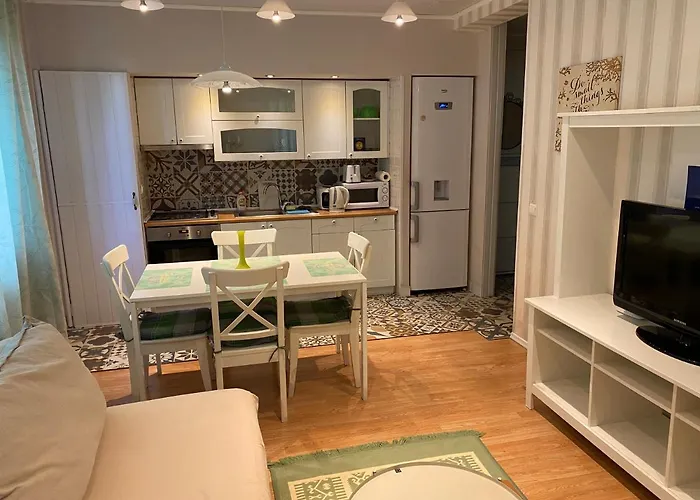 Igi White Flat With Free Private Parking